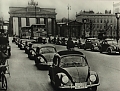 VW - 1939 - Beetle - IAA 1939 Kolonne von KdF-Wagen vor dem Brandenburger Tor - [5286]