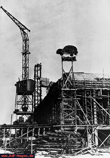 VW - 1939 - (vw_t1)(vw_t1_kdf) - Richtfest VW Werk mit KdF-Wagen aus Tannenzweigen - [5428]-1